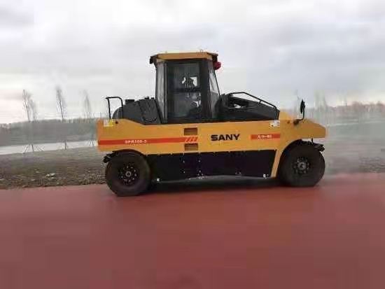 膠輪壓路機